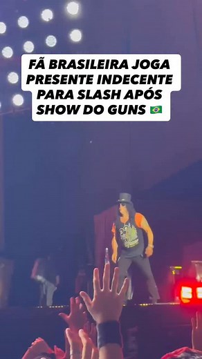 🧨 Aconteceu de novo!!! 🤯🤯 No último show do Guns N’ Roses no Brasil (02/11, em Brasília), uma fã decidiu inovar no presente jogado ao palco… 💋 Dessa vez, nada de Mickey — o que voou foi um sutiã vermelho 😅👙 Slash achou tão divertido que pediu aos seguranças pra entregar o “presente” que havia caído na frente do palco, e depois levou a peça com ele para o camarim 🎸🔥 🎥 @lucas__bessa O Guns volta ao país em abril de 2026, no Monsters of Rock — e a gente vai contar tudo por aqui! 🎶 Resenha
