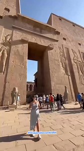 🏺 El Templo de Edfu es uno de los más impresionantes y mejor conservados de Egipto 🇪🇬. Dedicado al poderoso dios halcón Horus 🦅, fue construido en la era ptolemaica (237-57 a.C.). Su majestuosidad se refleja en sus enormes columnas, intrincados relieves y una imponente entrada custodiada por dos estatuas de Horus. 🚢 Situado a orillas del Nilo, entre Asuán y Luxor, es una parada imperdible en los cruceros que recorren el río.⚔️. ¡Un viaje al pasado que deja sin aliento! ✨ ¡𝗖𝗼𝗻𝘁á𝗰𝘁𝗮𝗻�