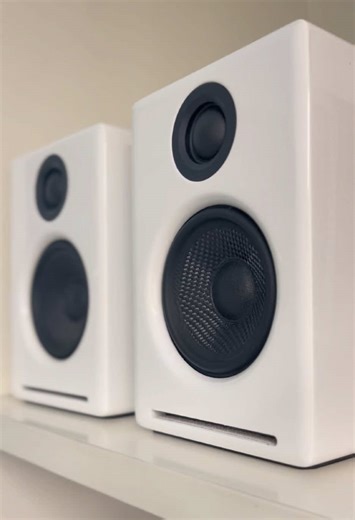 Los Audioengine A2 Wireless son compactos, activos y están pensados para escuchar música con detalle. ✔ Amplificación integrada ✔ Sonido limpio y definido ✔ Perfectos para escritorio, habitación o living pequeño ✔ Conexión Bluetooth entradas para tornamesa (con preamp), DAC o computador Si el espacio es importante pero el sonido lo es más, estos cumplen. Aprovecha la preventa que tenemos en needle.cl ;)
