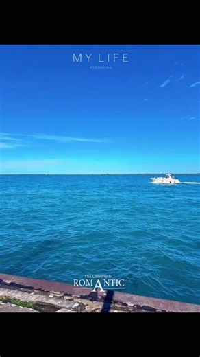 密歇根湖是芝加哥人的夏日灵魂，一边是摩天都市天际线，一边是一望无际淡蓝色大湖，26英里湖滨全线免费开放，湖风常年吹散市区闷热，是独一份的城市湖滩体验。