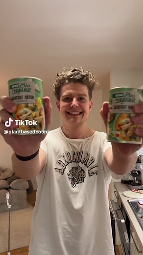 Aufbrauchchallenge Best-of #1 ♻️ Jackfruit Gulasch 🥘 Wir haben uns überlegt unsere besten Rezepte aus der Aufbrauchchallenge mal wieder nachzulocken 😍 es waren nämlich so leckere Sachen dabei, die wir aber nie wieder gekocht haben danach 🤔 Zutaten: ▫️ 2 Dosen Jackfruit ▫️ 1 Zwiebel ▫️ 1 Paprika ▫️ 1 Dose gehackte Tomaten ▫️ 1/2 Tube Tomatenmark ▫️ 400ml Gemüsebrühe ▫️ Gewürze: Thymian, Kümmel, Salz, Pfeffer ▫️ 2 EL Soja Sauce ▫️ 2 EL Süßungsmittel (Bspw. Agavendicksaft) ▫️ Beilage: Spätzle Zu