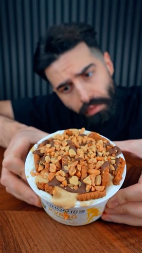 Simon Kafi on Instagram: "Snickers Cheesecake - Viral Japan Style 🥮 500g Kvarg 1/2 Paket Biscoff eller Bragokex 2msk Jordnötssmör (spä/blanda ut med 4msk vatten för att få rinnigare konsistens) 50g Smält Choklad 20g Hackade/Krossade Jordnötter Lycka till min vän, /Simon"