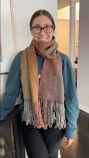 The satisfying process of weaving a scarf #weaving #handcraft #trending