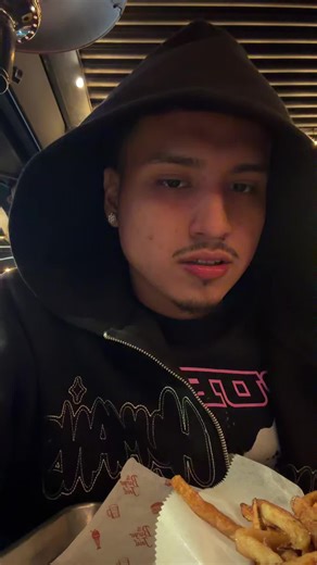 See a burger eat a burger 🍔 #foryoupage #fyp #burger | burger