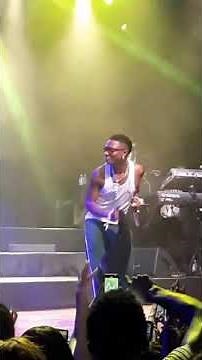 Wizkid show off "Anoti" dance step while performing in Minnesota, USA. VIDEO