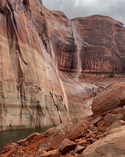 Lake Powell suffered some serious rainfall, resulting in waterfalls popping up all around the canyon 🤯🌧️ | UNILAD Adventure