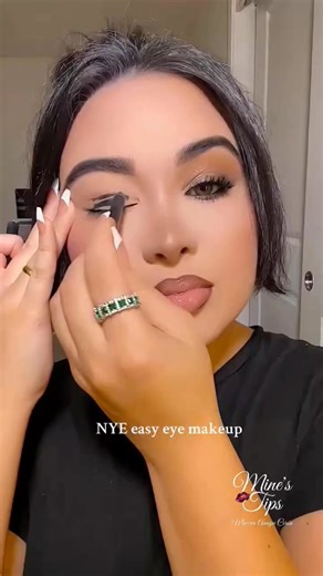 🔥¡Este es el truco definitivo para unos ojos ahumados que hipnotizan! Mira cómo transforma un simple trazo en un maquillaje de lujo en segundos. La combinación del difuminado oscuro con ese toque de luz central es todo lo que necesitas para destacar en cualquier evento. Es rápido, es elegante y el resultado final es simplemente espectacular. 🏷️ ¡Etiqueta ya a tu amiga que necesita hacer esto el fin de año! #MineTips | Mine's Tips