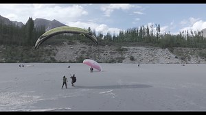 (english below) Les pilotes locaux Pakistanais (Hunza) sont nombreux à essayer d’apprendre à voler en parapente. Nous passons du temps à transmettre le savoir de base. Pilotage au sol, en vol, réparation et entretien du matériel. Ils apprennent vite et sont motivés. Mais il est difficile pour eux de trouver du matériel pour apprendre et voler. Vous pouvez les aider ! Vous avez du matériel qui ne vous sert plus ou trop vieux ? Voile, sellette, secours, sacs etc L’association @AILES POUR EUX (http