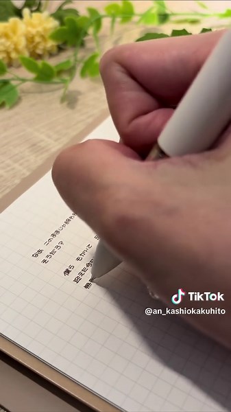 背中を押してもらえる曲🎧🤍 . みんなの勇気をもらえる曲といえば🥇？？ . リクエストありがとうございました♪ . #コムドット #拝啓俺たちへ #元気が出る曲 #応援ソング #歌詞動画 #歌詞ノート