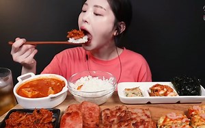 【大口吞咽|咀嚼加速】Boki 午餐肉、牛肉饼、鸡蛋卷和泡菜汤~~