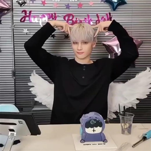 Happy 23rd Birthday our cutest maknae , Huening Kai 🥳🐧🎂🎉 #달빛이춤추는휴닝카이의스물셋 #天使ヒュニンカイが舞い降りた日 #Maknae