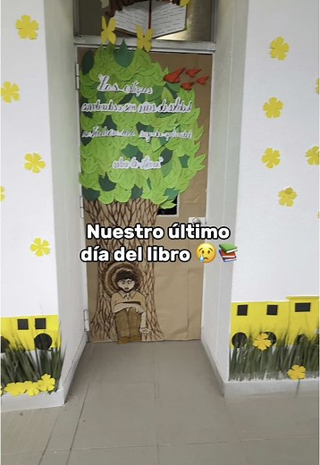 Decoración creativa de puertas para el Día del Libro