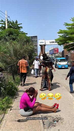 Fake hug🫂 prank🤣😂😂😂😂😂 Wait for it 😂😂😂 🎵song: let me know by @Marvioo use the sound and see the magic!! #reels #pranks #Machigoldpranks #viral