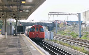 【伦敦地铁】（老式鸣笛警告）贝克卢线Bakerloo line 1972 Stock型列车进Willesden Junction车站