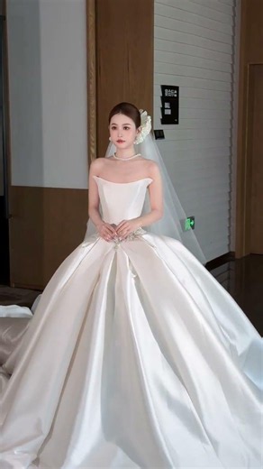 It's the ambiance of a satin main wedding dress 💕💐 Wedding gowns, main wedding dresses, wedding