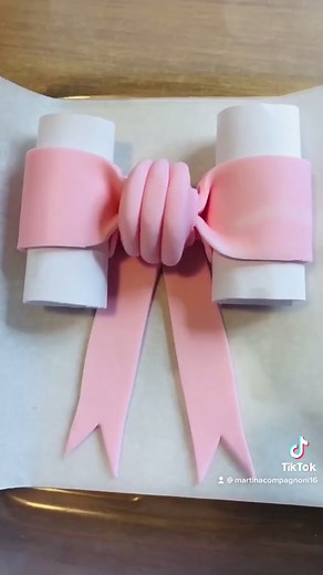 Cake Decorating Tutorial: How to Tie a Pink Ribbon with Sugarpaste