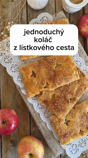 Je dobré mať po ruke recept, ktorý je jednoduchý, len z mála ingrediencií a jeho výsledkom je výborný koláč, ktorý bude všetkým chutiť. Ako tento jablkový koláč z lístkového cesta. 🍏🍎 📌 ULOŽ SI tento RECEPT! Na jednoduché domáce lístkové cesto budeš potrebovať: 400 g hl.múky, 400 g studeného masla, 200 g vody a 1/2 ČL soli. V kuch.robote všetko krátko rozmixujeme, vytvarujeme do tehličky, rozvaľkáme a preložíme na tretiny a zabalené do fólie dáme na 2-3 h do chladničky. Na plnku ti stačí 1 kg