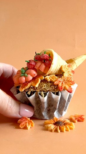 Let’s make a cornucopia cupcake. 🍂🍦 Wrap a damp towel around the cone and place one inside and microwave for 10sec then bend. Careful, it’s hot! Its a dubai chocolate cupcake…filled with crunchy pistachio cream and topped with kataifi and a mini ice cream cone. #cornucopia #autumnvibes #cupcakelove #fallbaking | Sophia Mya Cupcakes