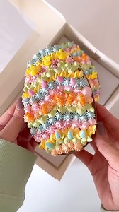 Cheesecake filled Chocolate Easter Eggs 🐣 @bake.works shows us how she made these yummy Rolo Cheesecake filled Easter Eggs. Sarah used Colour Mill Rose, Bluebell, Lemon, Peach and Lime and packaged these cuties in our Easter Egg Box. Shop Easter now with 15% off! 👉️ https://bit.ly/4admEN3 | The Cake Decorating Company