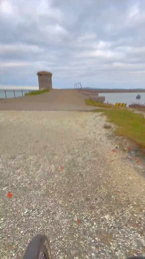 🌊✨ Holyhead Breakwater on the bike! It took me about 25 minutes from the car park to the lighthouse on the bike in Sunday, so I’m sharing a clearer rundown because last time the accessibility questions went wild. Yes, wheelchair users and prams can access it, but as you’ll see in the video it’s a bit bumpy in parts. The breakwater is flat and wide, but just a heads up, there’s no barrier on one side and it drops straight down to the lower level. If you’ve got very young kids, honestly only take