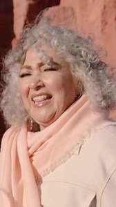 Amores, en mi disco "Yo Soy", incluí un tema inédito de mi querido LEO DAN Oficial una chacarera preciosa que tuve la fortuna de grabar y el resultado me fascinó. En este video les cuento cómo fue que esta canción llegó a mis manos, ¡vayan a verlo! ❤️🎶 | Amanda Miguel