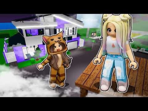 I built a BASE IN THE SKY to HIDE from MANDARINA in Brookhaven Roblox