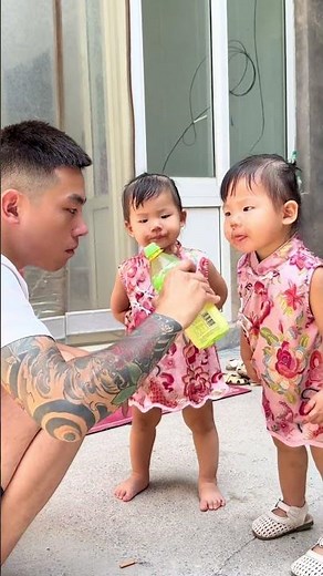 When there is no danger, Dad is the biggest danger #Dad takes care of the baby #Twins