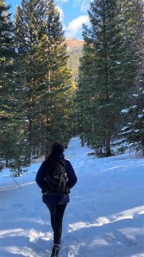 𝐉𝐀𝐒𝐌𝐈𝐍𝐄 🌿 | 𝐎𝐔𝐓𝐃𝐎𝐎𝐑 𝐄𝐍𝐓𝐇𝐔𝐒𝐈𝐀𝐒𝐓 on Instagram: "I’ve never used a heated jacket before, but I’ve been testing this one out for the last couple of days, and it works great. With the winter storm, I’ve found myself reaching for it a lot, whether I’m shoveling snow, running quick errands, or going on short hikes with little activity. For more active hikes, I usually keep it in my backpack because it’s too warm to hike in, even with the heat off. But when I get to a viewpoint