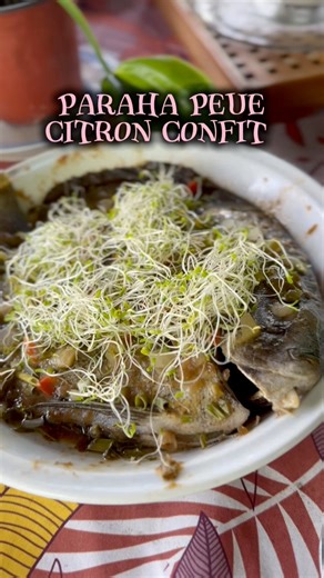 Hello 🥭✨🐟Le Paraha Peue : ou comment un poisson s’est fait masser par du citron confit et a atteint le nirvana.Ce n’est pas un plat, c’est une expérience spirituelle. Le poisson est tellement tendre qu’on dirait qu’il a fait du yoga avant de finir dans l’assiette. Et la sauce citron confit ? Une explosion de goût façon ‘bitch slap’ gustatif.Un plat qui te regarde droit dans les yeux et te dit : ‘t’étais pas prête.’Bref, c’est frais, c’est local ! Ps: mon père le meilleur cuisinier 👨🏻‍🍳 #tah