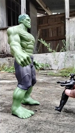 Hulk Truns Big Batman Truns Small #marveltoys #superhero #hulk