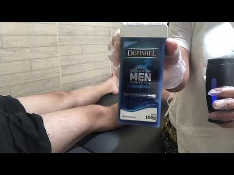 Depilação de perna completa masculina com a cera azul