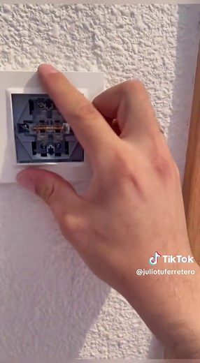 Cómo instalar un interruptor de empotrar Simón