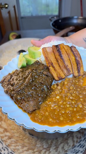 Beef stew recipe 2 pounds angus beef round 1 lime 1/2 cup vinegar 2-3 cups of cold water First step clean beef With the lime, vinegar and cold water Remove excess water Second step after meats is clean Add 1 tablespoon fresh garlic 1/4 cup sofrito 1 tablespoon oregano 1 tablespoon vinegar 1/2 tablespoons black pepper 1 1/2 tablespoon beef bullion The juice of 1/2 lime You also need 3 tablespoons oil 2 tablespoon white sugar 2 tablespoons soy sauce 1 large onion 3 cups of water Tips when browning