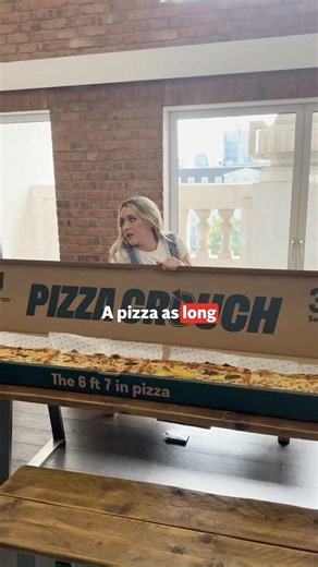 We tried Peter Crouch's 6ft 7in pizza 🍕
