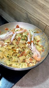 Questa pasta con seppia, scampi e pomodorini è davvero facile e gustosa, munitevi degli ingredienti e preparatela con me! Ingredienti per 4 persone 400 g di mezzi paccheri 450 g di seppia (da pesare pulita) 8-10 scampi 600 g di pomodorini freschi 1 ciuffo di prezzemolo 2 spicchi d'aglio ½ bicchiere di vino bianco Sale q.b. 3-4 cucchiai di olio | Carlo Gaiano