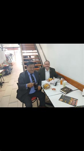 buen día de Programa, de Compras de Lentes de Sol y Café y Sándwiches con mi amigo y Maestro Doctor José Fernando. | Rafael Valentin Rueda | Facebook