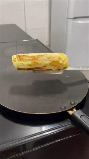Don't waste leftover bread sides ! Make yummy omelette 😋 #mumzworld #breadrecipe