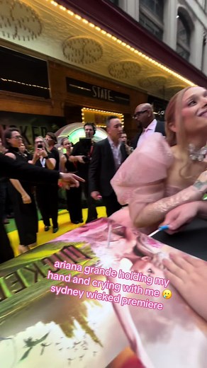 this was seriously the most special interaction of my life. that first video will live in my heart forever. 🫧🩷💚@arianagrande @r.e.m. beauty #arianagrande #wicked #wickedsydney #premiere #wickedpremiere #eternalsunshine #ari #sweetener #sydney