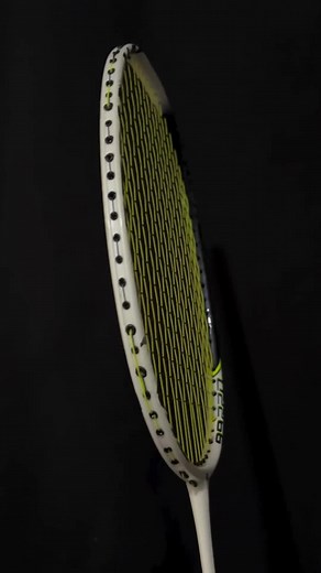 Yonex Astrox 99 pro bạch hổ. Một trong những cây vợt khó thuần nhất của nhà Yonex. Thông số kĩ thuật - Điểm cân bằng: Khoảng 303 - 305mm (Nặng đầu). - Độ cứng vợt cầu lông Astrox 99 Trắng 2021: Siêu Cứng. - Màu sắc: White Tiger (Hổ Trắng) - Vật liệu khung: HM Graphite VOLUME CUT RESIN Tungsten. - Vật liệu trục: HM Graphite Namd VOLUME CUT RESIN. - Trọng lượng/ Chu vi cán vợt: 3U (Ave.88g)/G5. 4U (Ave.83g)/G5. - Chiều dài tổng thể: 675 mm. - Điểm swing weight: 4U 92,5 kg/cm2 - Chiều dài cán vợt: 
