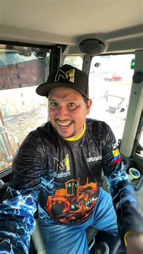 The difference between using 4x4 vs. differential lock on a backhoe loader #heavyequipment