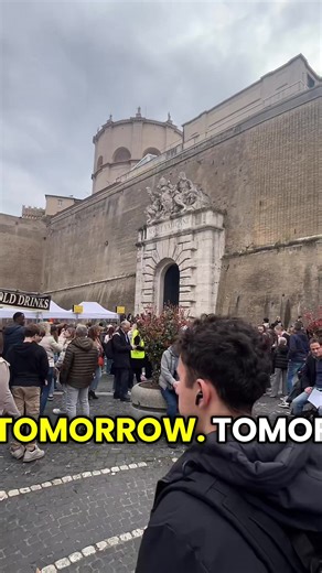 LIVE from Rome right now 🇮🇹 This is the real situation today near the Vatican. Thousands of visitors come every day and many don’t know which entrance to use. If you are visiting Rome soon, watch carefully and save this video — it could save you hours of waiting. Follow for real tips from Rome. #RomeLive #VaticanMuseums #RomeTips #VisitRome #rometravel