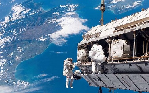 [360°VR]空间站外太空行走，俯瞰地球