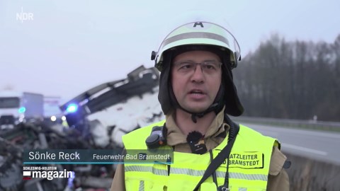 "Das ist ein massives Trümmerfeld hier auf der Autobahn" - Stundenlange Bergungsarbeiten auf der A7