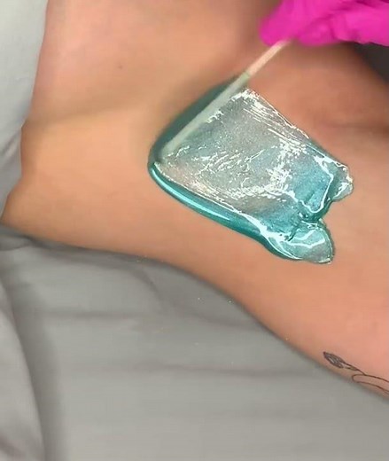 Underarm Waxing with Sexy Smooth Coral Crush Wax | @_breezzi_skin Hard Wax Tutorial Demo