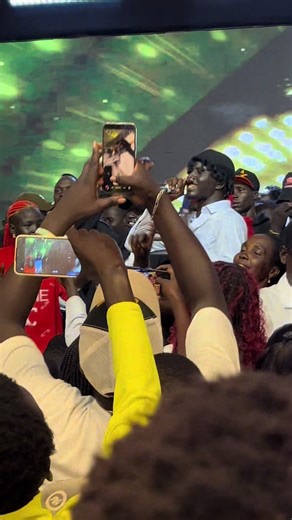 Mou MB Shines with 'Pain Killer' at Gold Orchid Ceremony