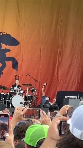 WATCH: Pearl Jam takes the stage at New Orleans Jazz Fest, performs "Even Flow." | WBRZ Channel 2