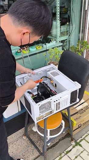 컴퓨터 먼지 청소하는 영상 Video of cleaning dust from a computer