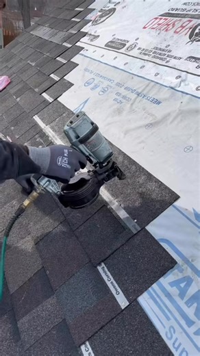 99K views · 1.2K reactions | el nuevo me dijo que ya sabía trabajar. resulta que no sabía como instalar los clavos pero yo le enseñé! no hay ningún problema!  | Pvroofer | Facebook