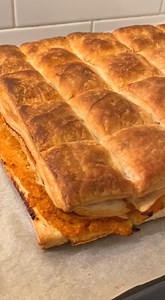 Placinta cu dovleac este desertul preferat al romanilor pe timpul toamnei si al iernii. Dovleacul cu scortisoara este foarte aromat si gustos, iar foietajul este crocant. Puteti ajusta dupa gustul vostru cantitatea de dovleac si de indulcitor. Daca dovleacul e suficient de dulce, puteti sa excludeti cu totul indulcitorul din compozitie. De data aceasta am cumparat aluatul de foietaj fiindca nu aveam timp sa il pregatesc in casa. Ingrediente placinta cu dovleac: 800 grame aluat foietaj; 650 grame