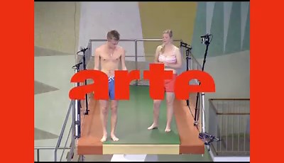 S'élancer de 10m de haut, il y a de quoi en faire tout un plat. 😱💦💦💦 ▶️ "Plongeons", génial court suédois sur la peur en replay : bit.ly/CCPlongeons | Court-circuit